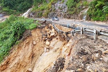 Đường Nha Trang - Đà Lạt bị sạt lở 500 m3 đất đá sau mưa lớn