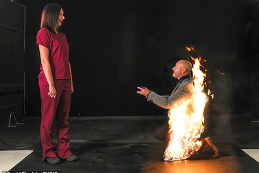 Màn cầu hôn “nóng bỏng” dành cho nữ y tá chiến đấu với Covid-19