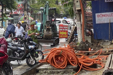 Nhóm người tự ý di dời bốt điện giữa phố trung tâm Hải Phòng