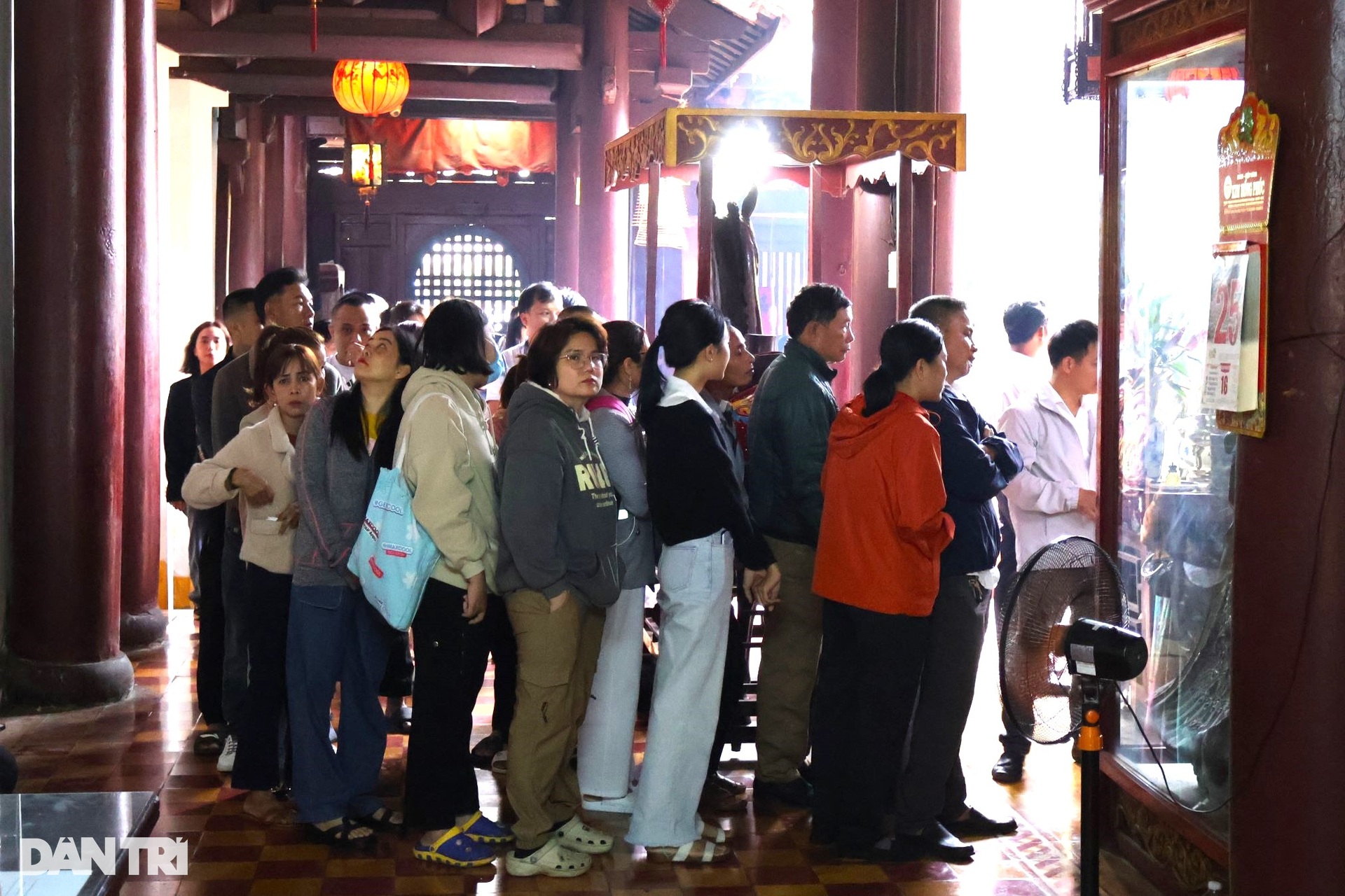 Khách rồng rắn vào ngôi chùa nổi tiếng linh thiêng, sờ tượng ngựa cầu may - 7 Khách rồng rắn vào ngôi chùa nổi tiếng linh thiêng, sờ tượng ngựa cầu may - 7