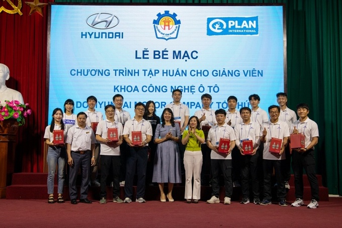 Lễ bế giảng Chương trình tập huấn cho giảng viên.