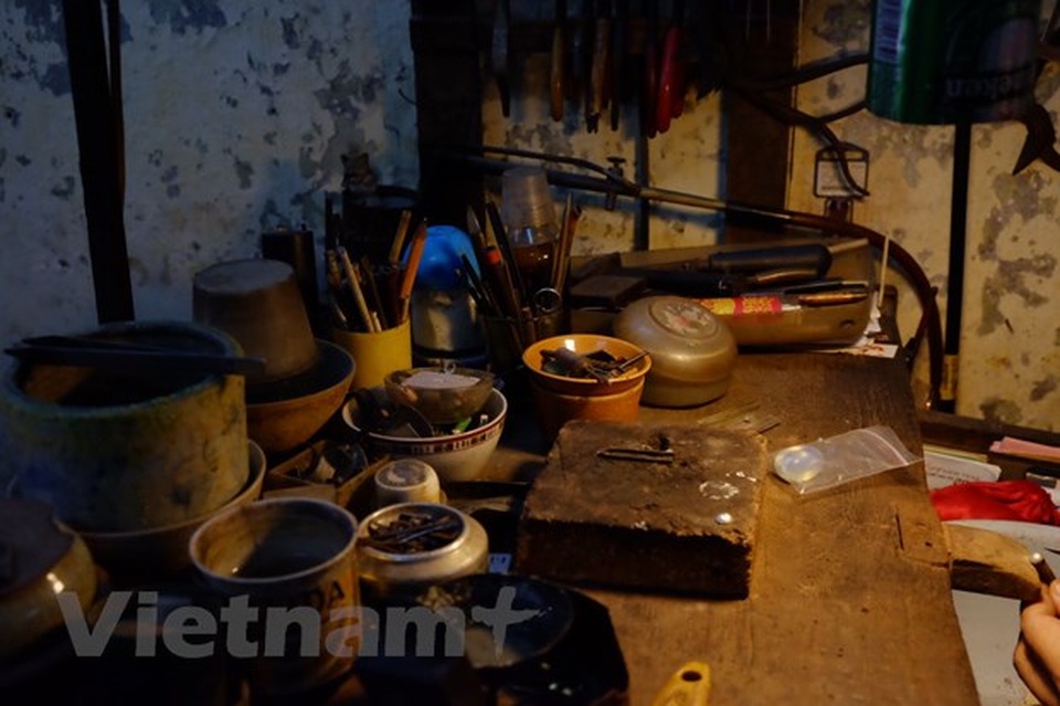 Người lưu giữ nghề chạm bạc truyền thống giữa lòng Hà Nội - 2 Người lưu giữ nghề chạm bạc truyền thống giữa lòng Hà Nội - 2