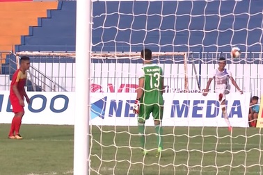 Cầu thủ Cần Thơ đá phản lưới nhà như bán độ được giảm án