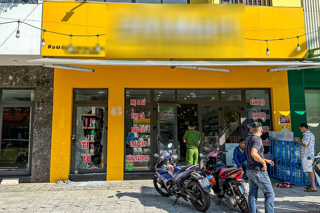 Đập cửa kính siêu thị trộm két tiền và hàng hóa - 1 Đập cửa kính siêu thị trộm két tiền và hàng hóa - 1