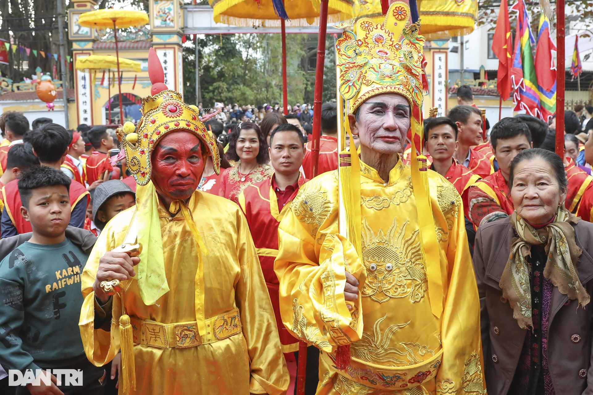 Tái hiện sinh động vua, chúa, quan tứ trụ về bái yết trong lễ hội ở Hà Nội - 14 Tái hiện sinh động vua, chúa, quan tứ trụ về bái yết trong lễ hội ở Hà Nội - 14
