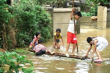 Một nữ sinh bị lũ cuốn trôi, hơn 800 ngôi nhà bị ngập