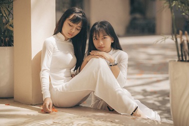 Cặp chị em sinh đôi 18 tuổi "hút hồn" trong bộ ảnh chia tay mái trường