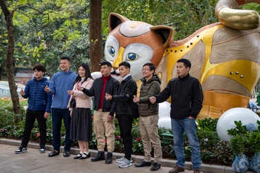 Linh vật mèo lém lỉnh ở Hà Nội "lộ diện", người dân thích thú check-in