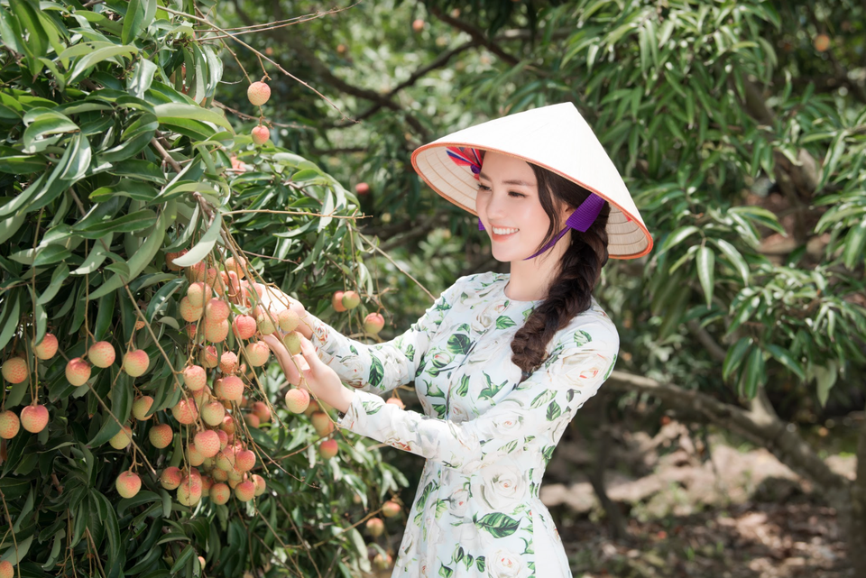 Á hậu Thụy Vân đưa con trai đi trải nghiệm cuộc sống nông thôn - 5 Á hậu Thụy Vân đưa con trai đi trải nghiệm cuộc sống nông thôn - 5