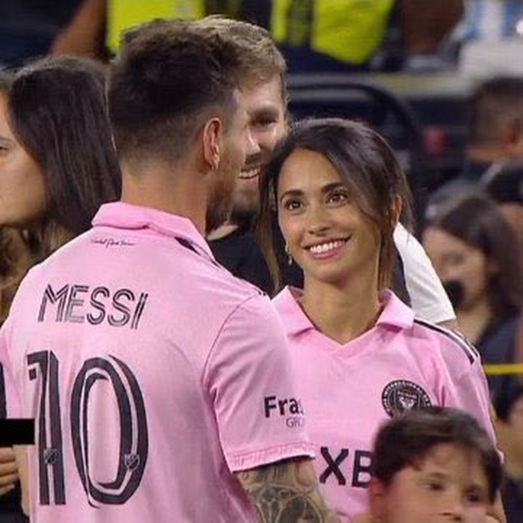 Vợ Lionel Messi ngượng chín mặt vì ôm nhầm… chồng - 2 Vợ Lionel Messi ngượng chín mặt vì ôm nhầm… chồng - 2