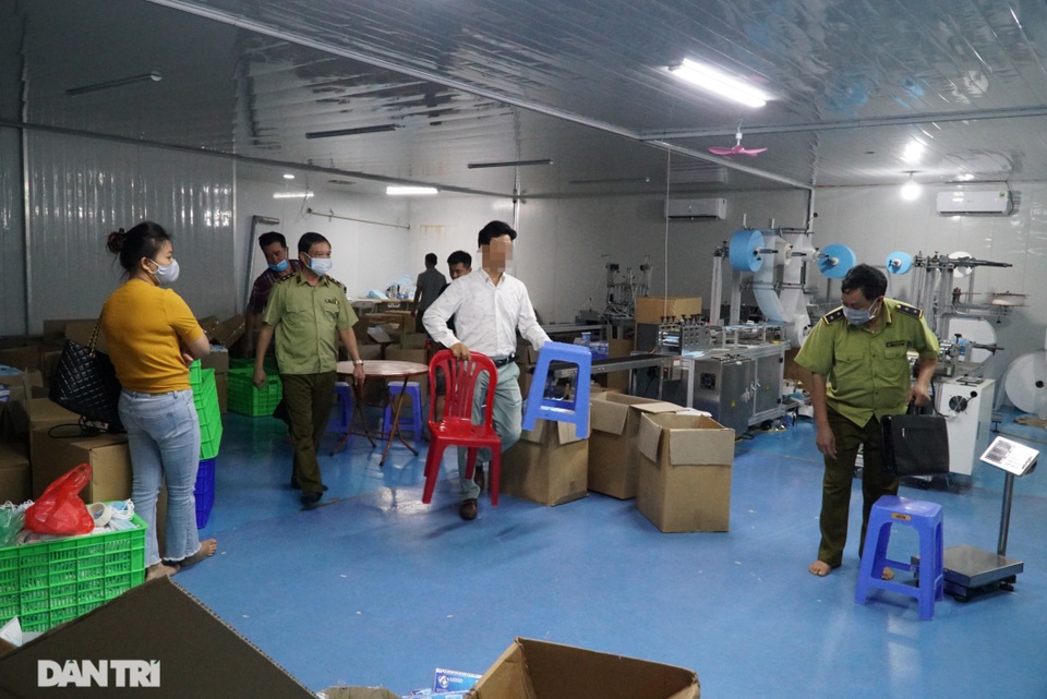 Đột nhập cơ sở sản xuất khẩu trang “siêu bẩn” giữa mùa dịch Covid-19 - 12 Đột nhập cơ sở sản xuất khẩu trang “siêu bẩn” giữa mùa dịch Covid-19 - 12