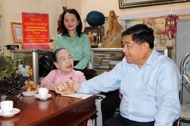 Phó Thủ tướng Nguyễn Chí Dũng thăm, tặng quà người có công với cách mạng