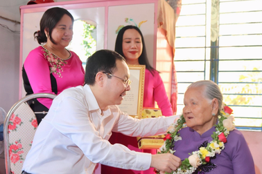 Lãnh đạo TP Cần Thơ thăm, tặng quà các cụ 100 tuổi