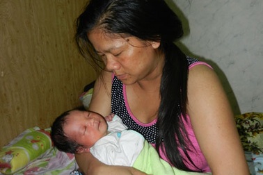 Nỗi lòng của bà mẹ Việt sinh con trong hoạn nạn ở Nga