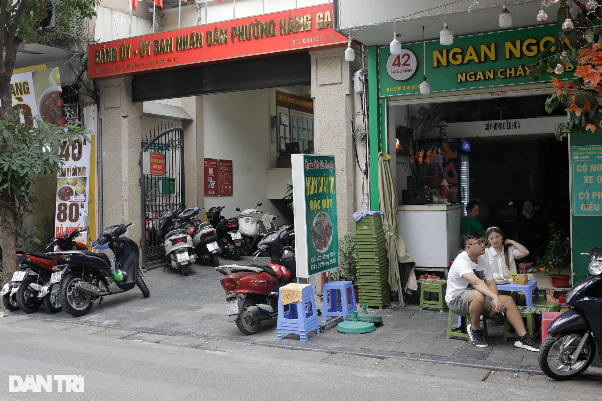 Nghịch cảnh biển cấm bị quây kín bởi xe máy và hàng quán chiếm dụng vỉa hè - 15 Nghịch cảnh biển cấm bị quây kín bởi xe máy và hàng quán chiếm dụng vỉa hè - 15