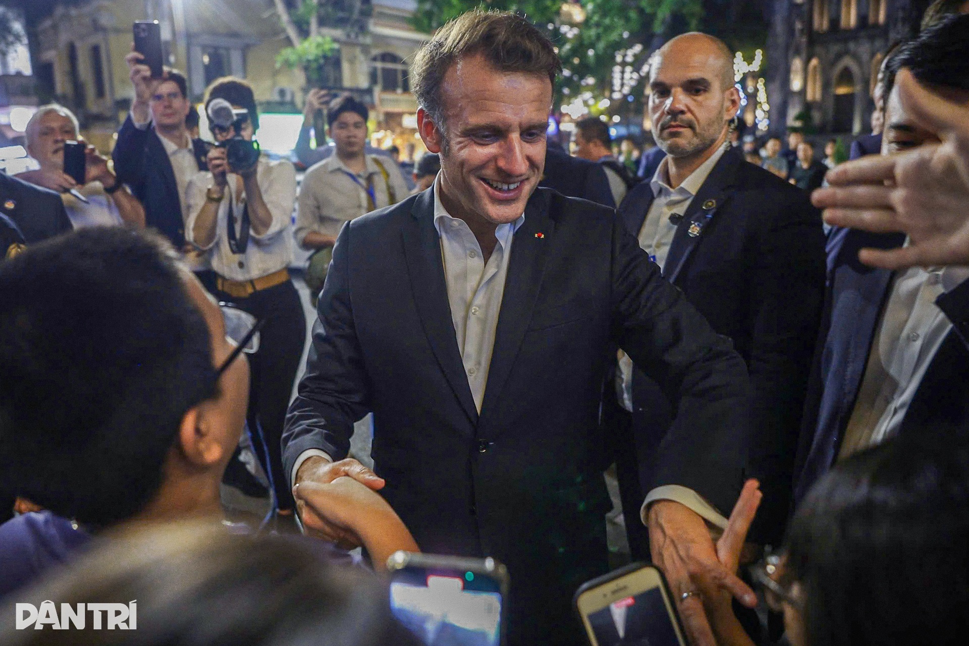 Tổng thống Pháp Emmanuel Macron dạo quanh hồ Hoàn Kiếm, bắt tay người dân - 9 Tổng thống Pháp Emmanuel Macron dạo quanh hồ Hoàn Kiếm, bắt tay người dân - 9