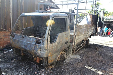 Xe tải bốc cháy, quán nhậu cũng bị thiêu rụi