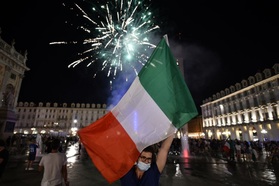 Cổ động viên Italia "đi bão" ăn mừng đội nhà vô địch Euro