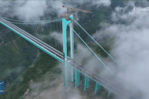 Đoàn 96 xe tải nặng 3.360 tấn đi qua cầu cao nhất thế giới ở Trung Quốc