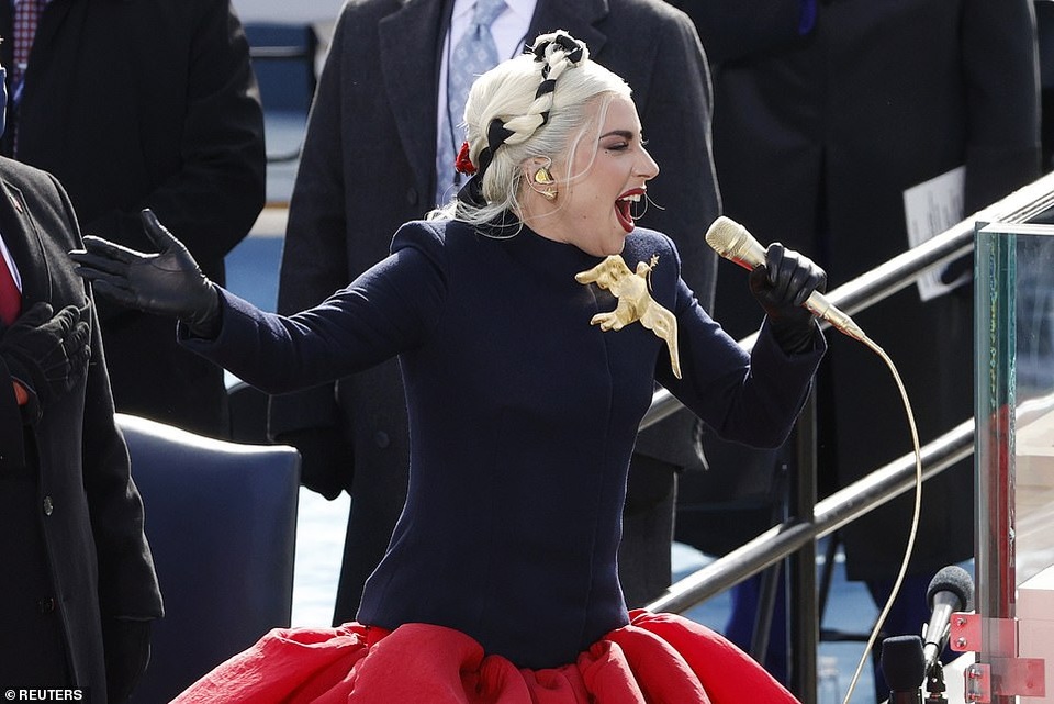 Phục trang của Lady Gaga khi biểu diễn tại lễ nhậm chức Tổng thống Mỹ - 6 Phục trang của Lady Gaga khi biểu diễn tại lễ nhậm chức Tổng thống Mỹ - 6
