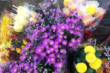 Giá hoa tươi, thực phẩm tươi sống “nhảy múa” dịp Rằm tháng Giêng