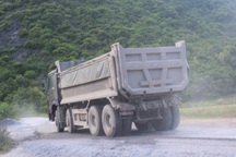 Quảng Bình: Khốn khổ vì xe ben chở đá hoành hành trên đường dân sinh!