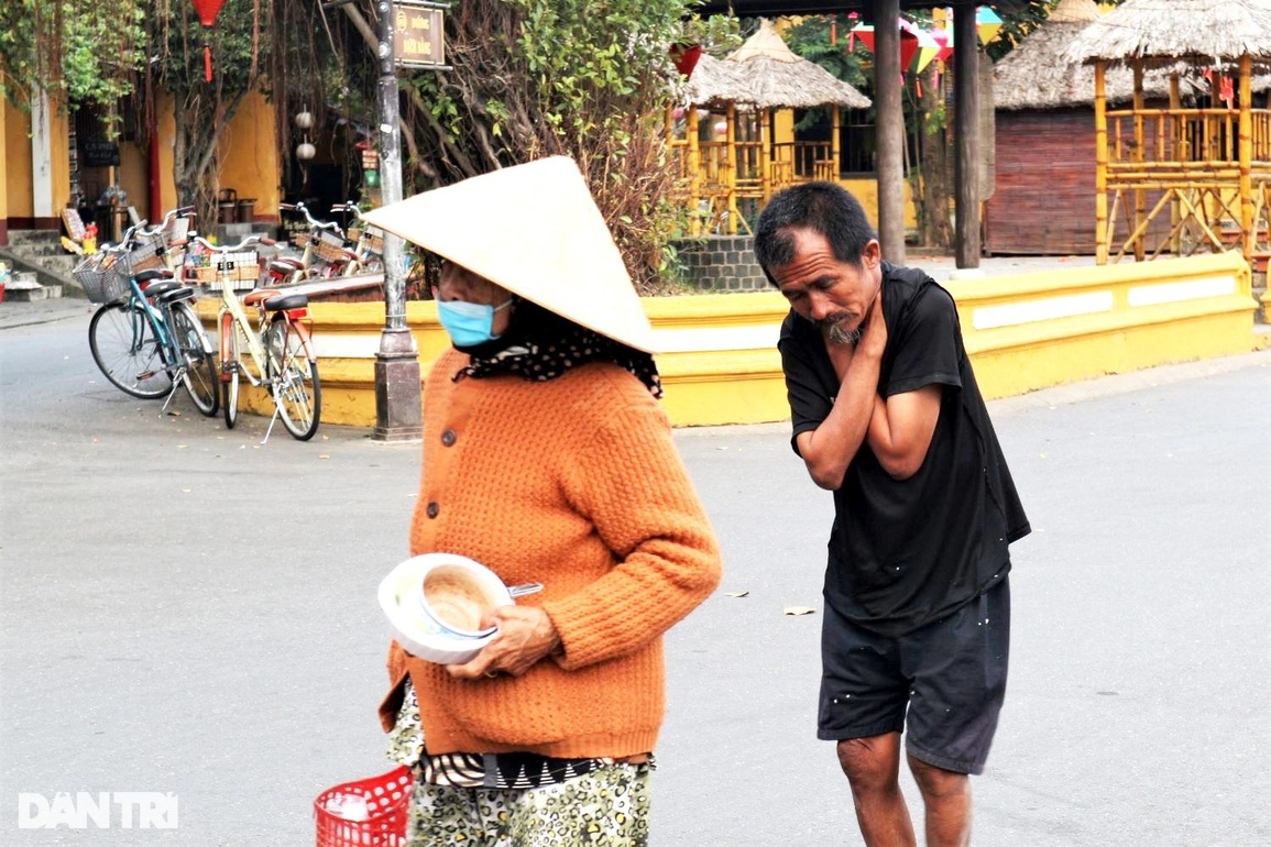 Người mẹ hơn 50 năm gọi Tùng ơi, ăn cơm khắp phố cổ Hội An - 7 Người mẹ hơn 50 năm gọi Tùng ơi, ăn cơm khắp phố cổ Hội An - 7