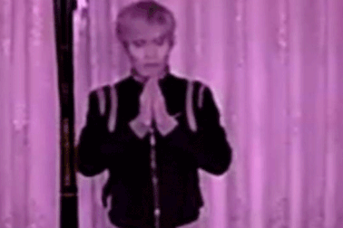 Trộm vái lạy trước bàn thờ khi đột nhập vào nhà dân