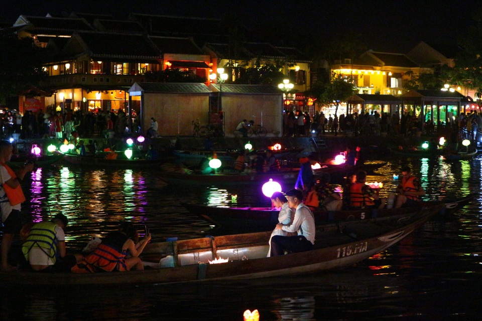 Hội An: Người dân xuống đường đón Giáng sinh Hội An: Người dân xuống đường đón Giáng sinh
