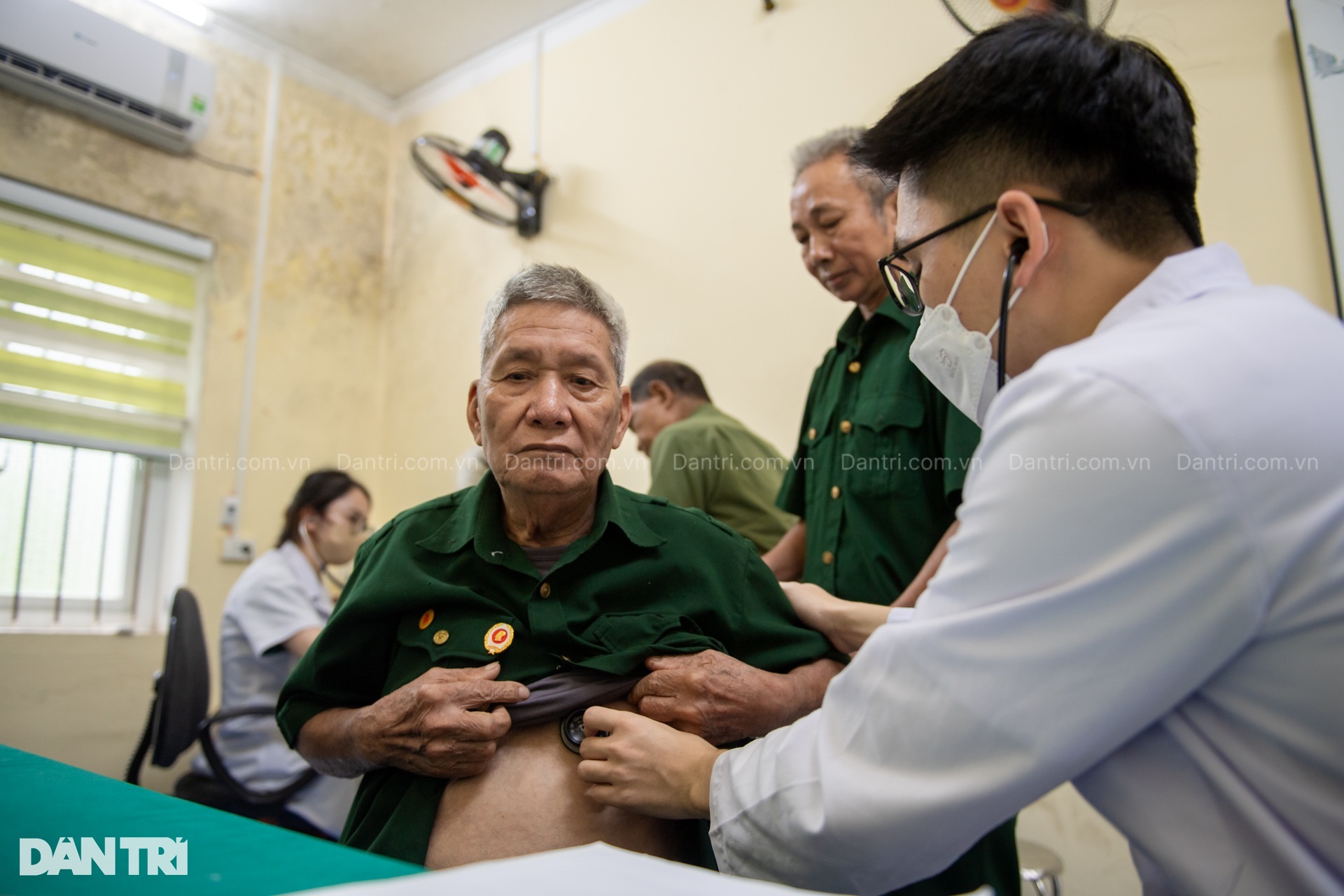 Hành trình khám bệnh, tri ân người có công dịp 27/7 của Dân trí - 20 Hành trình khám bệnh, tri ân người có công dịp 27/7 của Dân trí - 20