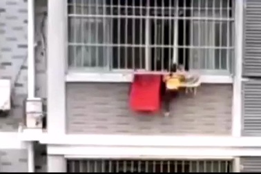 Hàng xóm tốt bụng, liều mình giải cứu em bé treo lơ lửng ở tầng 5