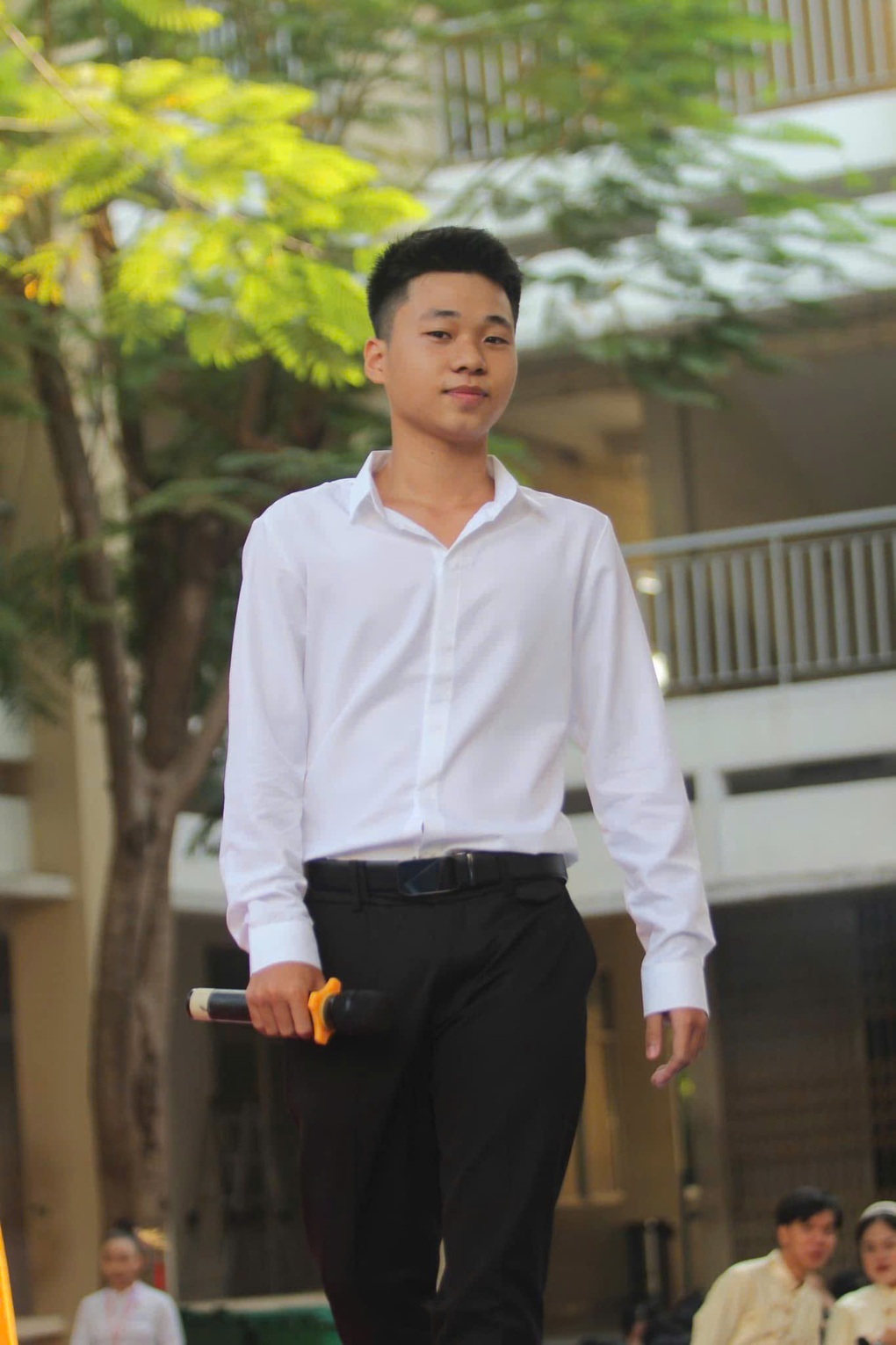Nam sinh hát nhạc cách mạng như nuốt đĩa, bài đặc biệt đạt 7 triệu views - 1 Nam sinh hát nhạc cách mạng như nuốt đĩa, bài đặc biệt đạt 7 triệu views - 1