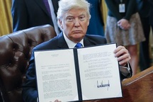 Tổng thống Trump đưa tranh cãi lệnh cấm nhập cư lên Tòa án tối cao