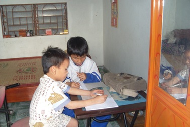 Bạn đọc Dân trí chia sẻ niềm vui tân gia với gia đình cậu bé khất thực