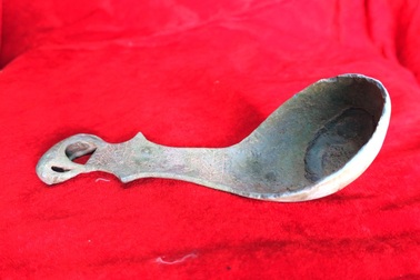 Cận cảnh chiếc muôi cán tượng voi có niên đại cách ngày nay 2000 - 2500 năm