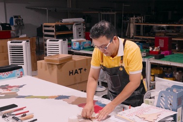 “Về chung một nhà” - Triển lãm tranh da gây quỹ xây cầu cho vùng cao