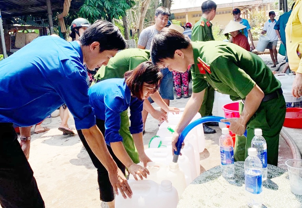 Dùng xe cứu hỏa chở nước “giải khát” cho người dân Bến Tre - 5 Dùng xe cứu hỏa chở nước “giải khát” cho người dân Bến Tre - 5