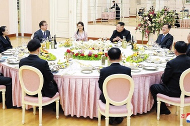 Đệ nhất phu nhân Triều Tiên "hóa giải" căng thẳng trong bữa tiệc đón đoàn Hàn Quốc