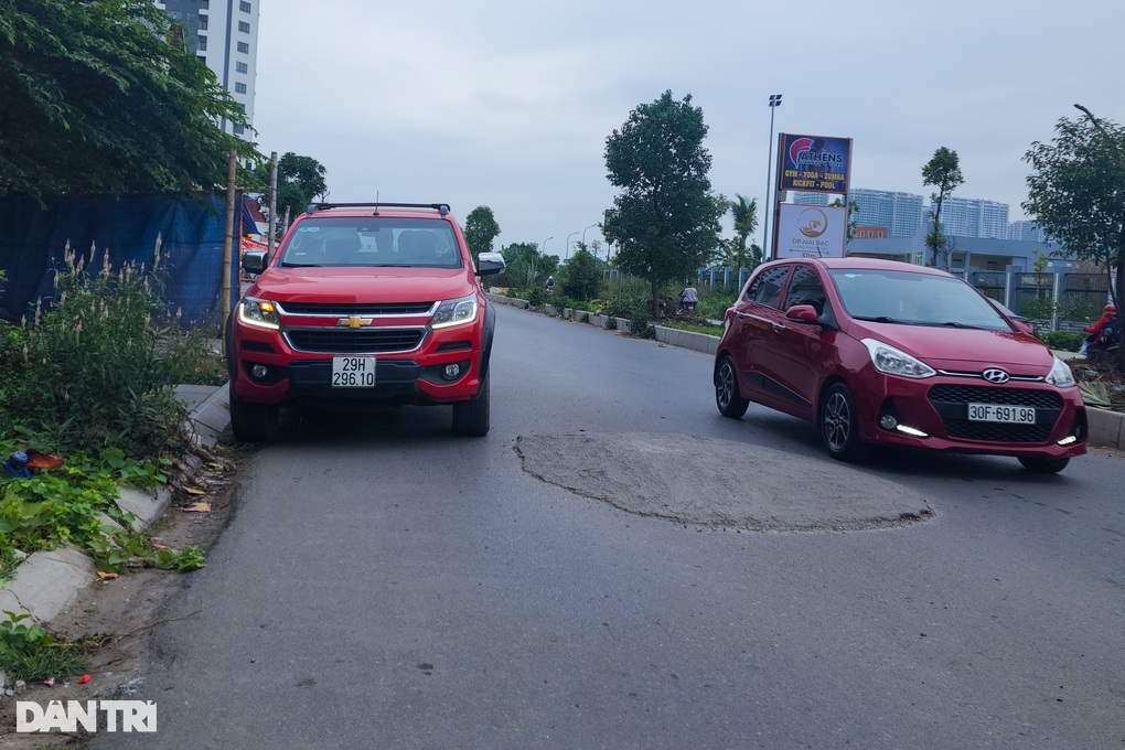 Hà Nội: Đổ bê tông lấp miệng cống thành những ụ nổi, dân nơm nớp lo tai nạn - 2 Hà Nội: Đổ bê tông lấp miệng cống thành những ụ nổi, dân nơm nớp lo tai nạn - 2