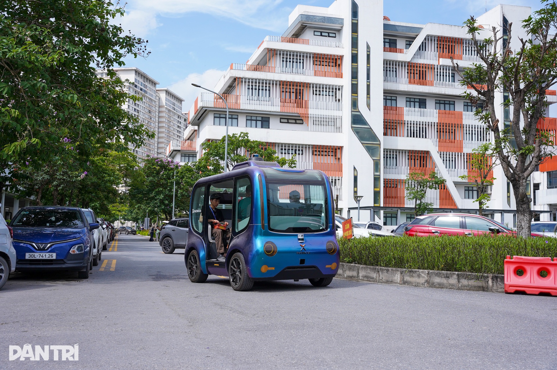 Bên trong xưởng chế tạo xe tự hành sắp thử nghiệm tại Hà Nội - 9 Bên trong xưởng chế tạo xe tự hành sắp thử nghiệm tại Hà Nội - 9