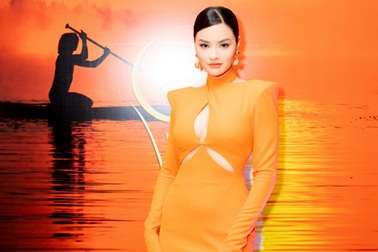 Vũ Thu Phương diện đầm cắt xẻ vòng 1 táo bạo, vóc dáng sexy tuổi 37