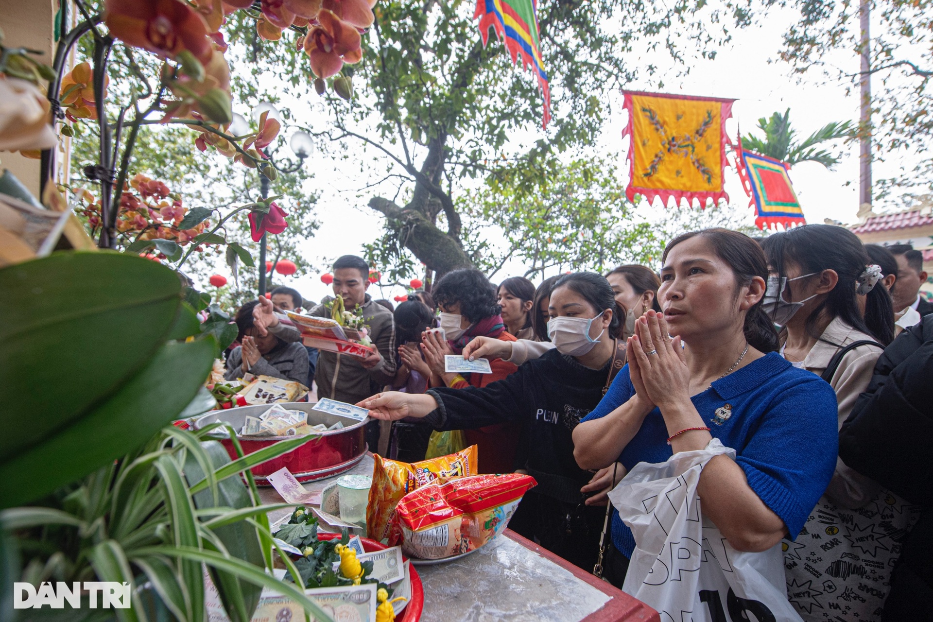 Phủ Tây Hồ đông kín người dâng lễ, du khách chen chân tìm lối đi - 11 Phủ Tây Hồ đông kín người dâng lễ, du khách chen chân tìm lối đi - 11