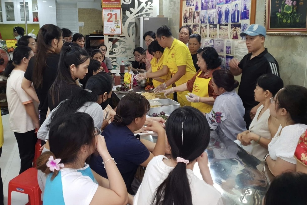 Cô giáo U80 dạy làm bánh miễn phí, lan tỏa tinh thần giảm nghèo bền vững - 2