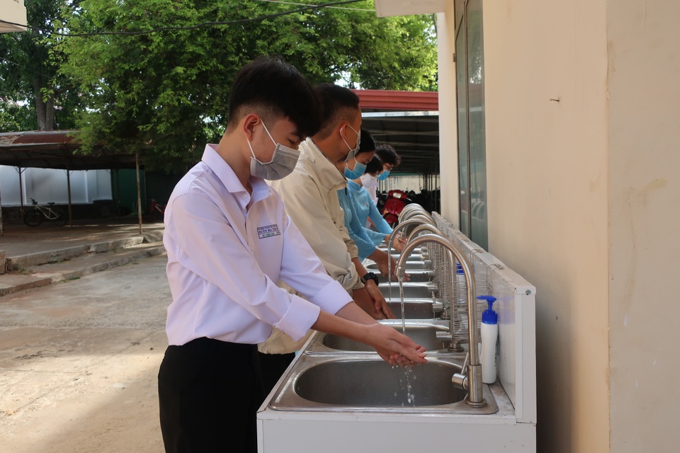 Nhiều trường áp dụng biện pháp mạnh phòng dịch đón học sinh - 2 Nhiều trường áp dụng biện pháp mạnh phòng dịch đón học sinh - 2