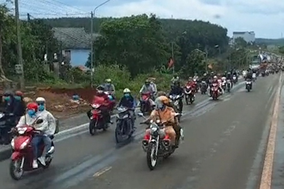 CSGT xuống đường bảo vệ người dân về quê tránh dịch, việc làm chưa từng có - 1 CSGT xuống đường bảo vệ người dân về quê tránh dịch, việc làm chưa từng có - 1