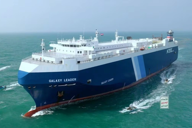 Houthi phóng tên lửa bắn cháy tàu dầu Anh