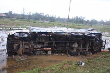 Dùng kìm cắt cabin xe tải lật, đưa thi thể tài xế ra ngoài