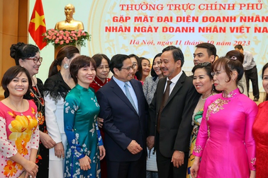 Doanh nhân "vượt rào"