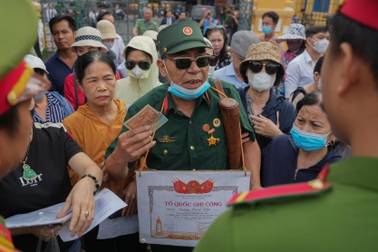 Hàng trăm bị hại tới TAND TPHCM theo dõi phiên xử bà Trương Mỹ Lan