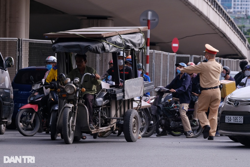 Vác xe, chạy ngược chiều vượt điểm nóng giao thông vừa phân luồng - 13